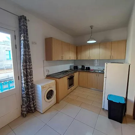 St Julians 3 Minutes Walk From Promenade 3 Bedroom * Sliema