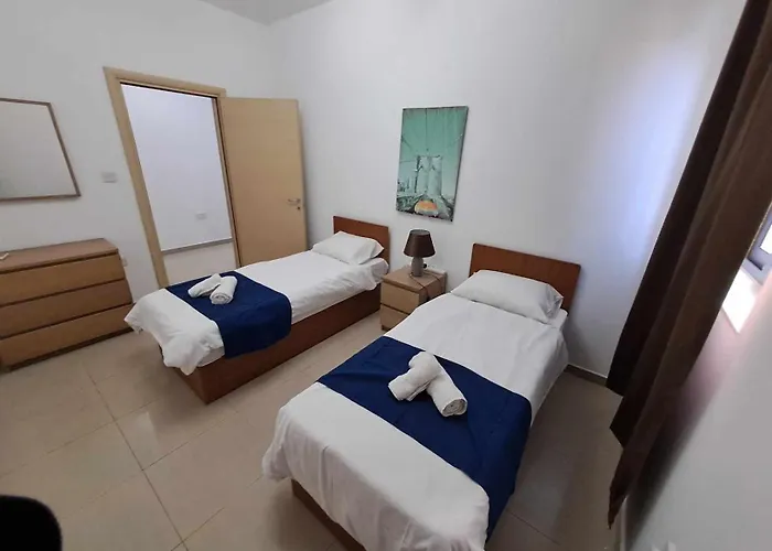 St Julians 3 Minutes Walk From Promenade 3 Bedroom * Sliema