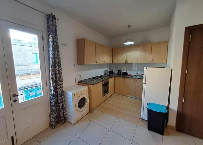 St Julians 3 Minutes Walk From Promenade 3 Bedroom * Sliema